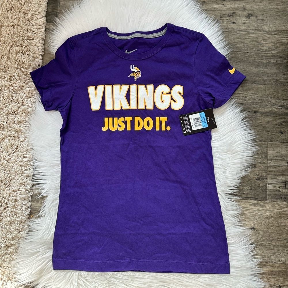 NEW WITH TAGS WOMENS NIKE TOP SIZE SMALL